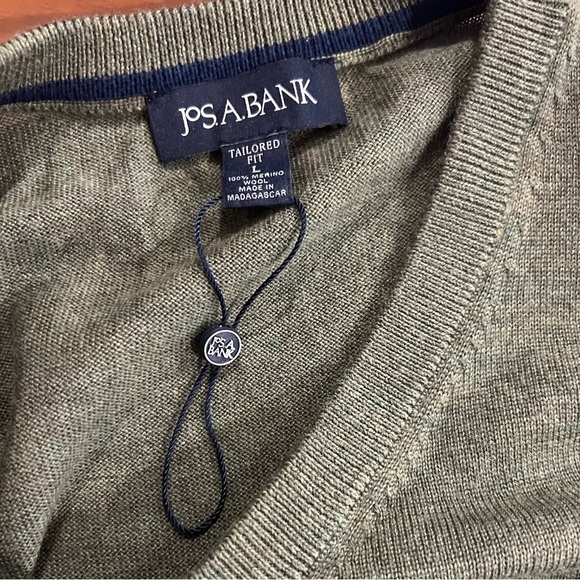 Jos.A.Bank men’s green v neck merino wool sweater size Large NWOT - Picture 6 of 6